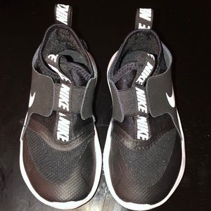 NIKE FLEX RUNNER SLIP-ON SNEAKER